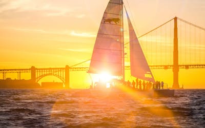 Cruzeiro à vela ao pôr do sol em São Francisco